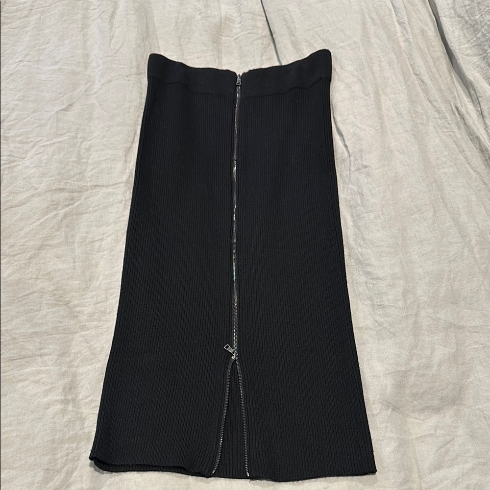 Elegant Black Zippered Skirt